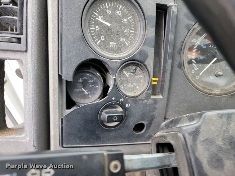 image for item JE9147 2000 Sterling SC7000  oil distributor truck