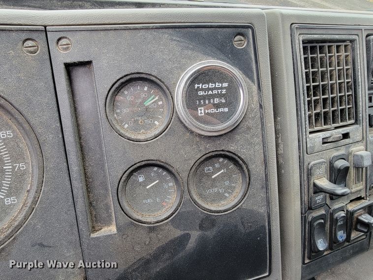 image for item JE9147 2000 Sterling SC7000  oil distributor truck