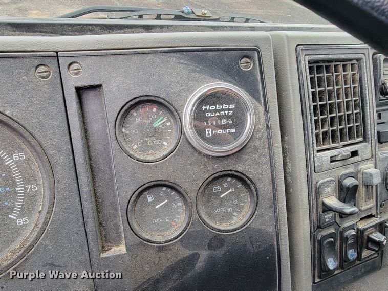 image for item JE9147 2000 Sterling SC7000  oil distributor truck