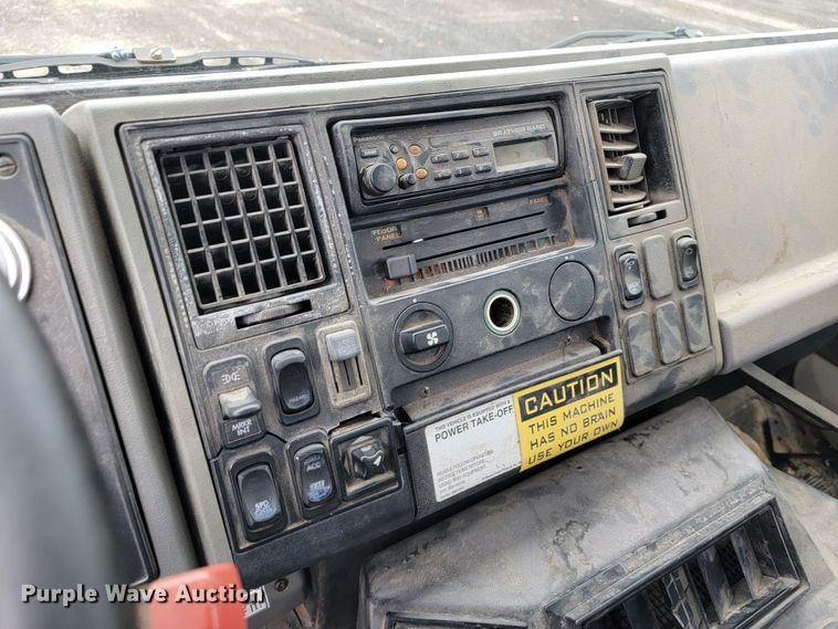 image for item JE9147 2000 Sterling SC7000  oil distributor truck