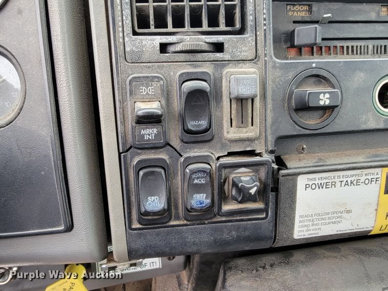 image for item JE9147 2000 Sterling SC7000  oil distributor truck