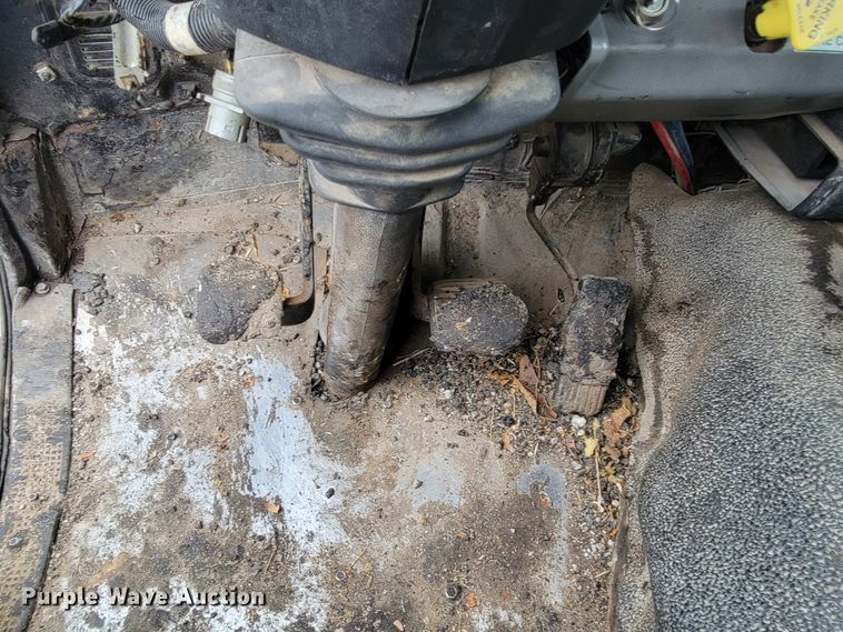 image for item JE9147 2000 Sterling SC7000  oil distributor truck