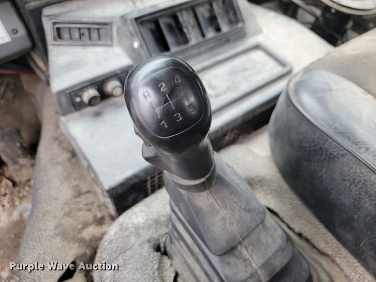 image for item JE9147 2000 Sterling SC7000  oil distributor truck