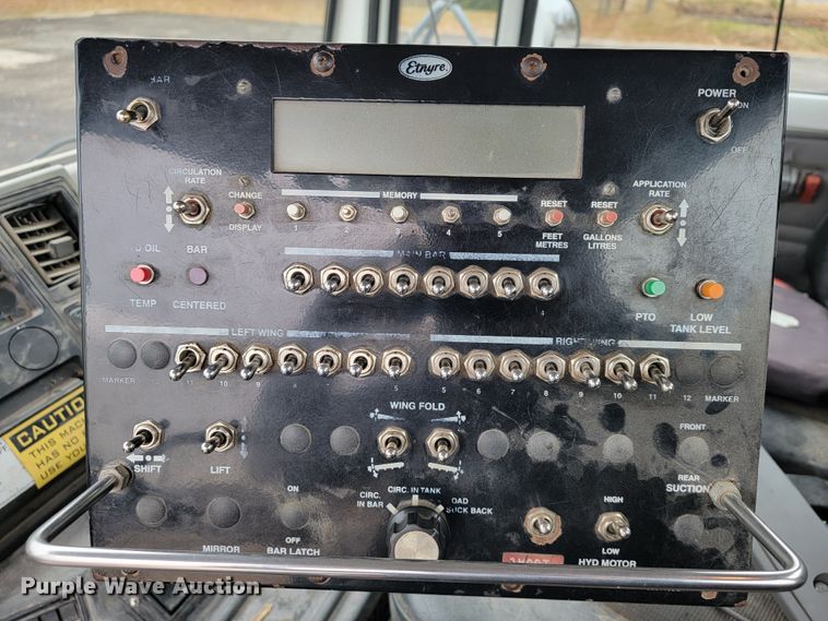 image for item JE9147 2000 Sterling SC7000  oil distributor truck