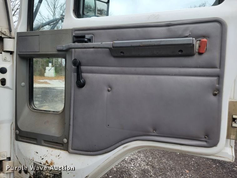 image for item JE9147 2000 Sterling SC7000  oil distributor truck