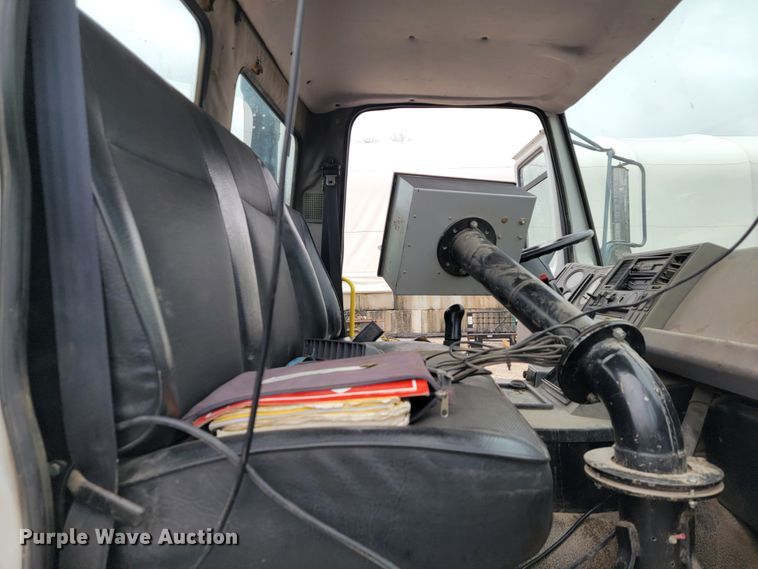 image for item JE9147 2000 Sterling SC7000  oil distributor truck