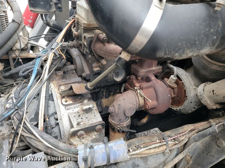 image for item JE9147 2000 Sterling SC7000  oil distributor truck