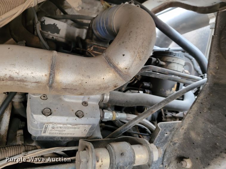 image for item JE9147 2000 Sterling SC7000  oil distributor truck