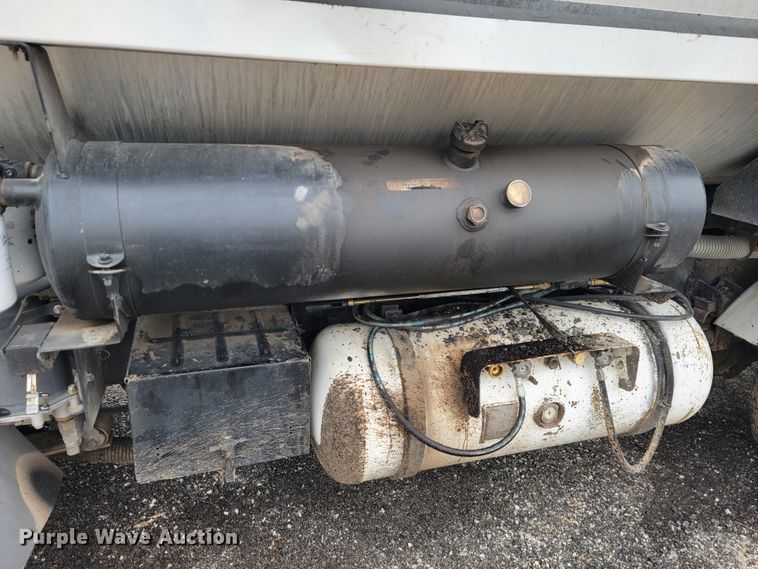 image for item JE9147 2000 Sterling SC7000  oil distributor truck