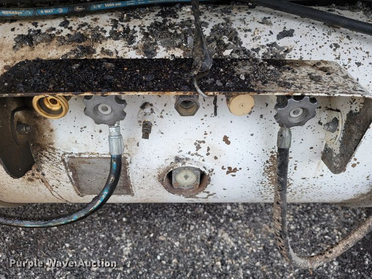 image for item JE9147 2000 Sterling SC7000  oil distributor truck