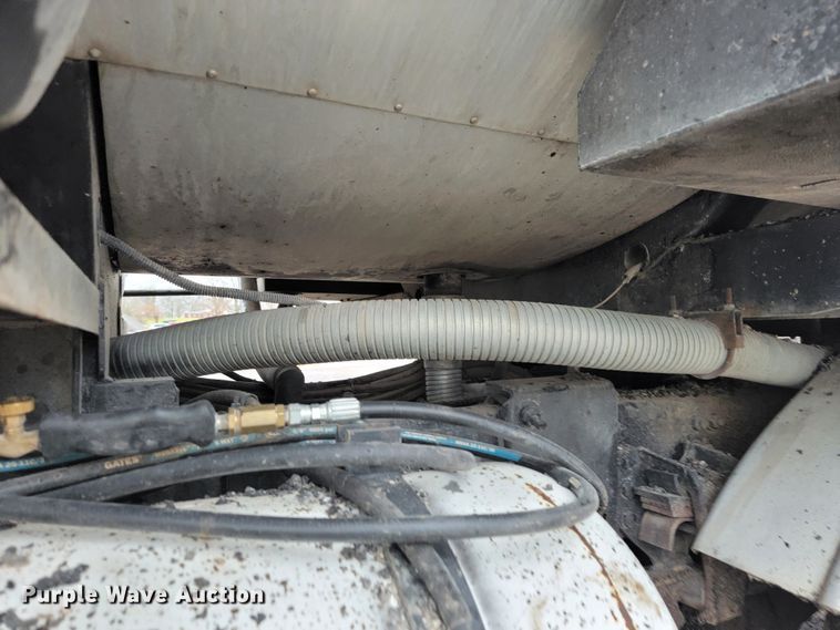 image for item JE9147 2000 Sterling SC7000  oil distributor truck