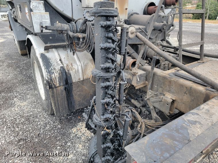 image for item JE9147 2000 Sterling SC7000  oil distributor truck