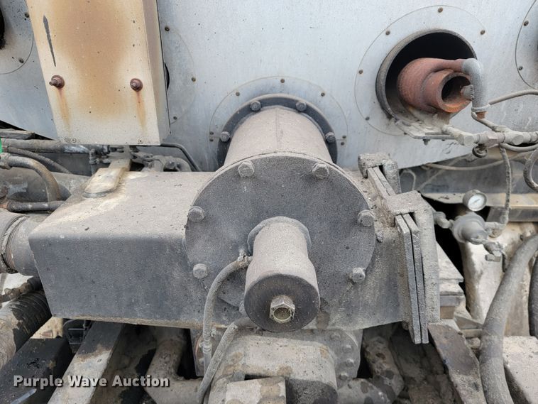 image for item JE9147 2000 Sterling SC7000  oil distributor truck