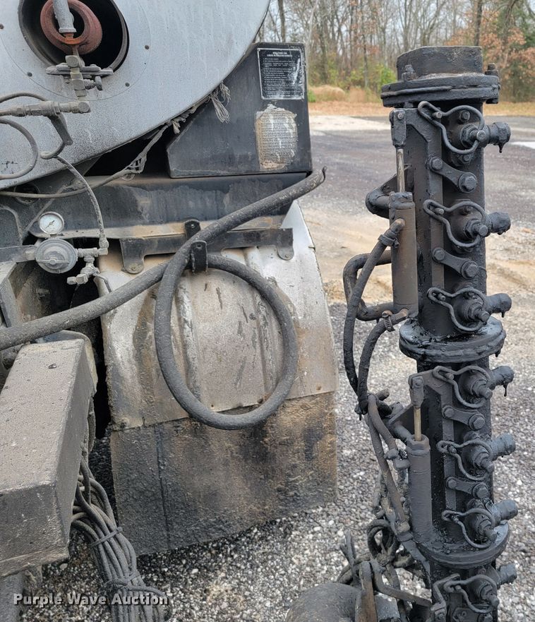 image for item JE9147 2000 Sterling SC7000  oil distributor truck