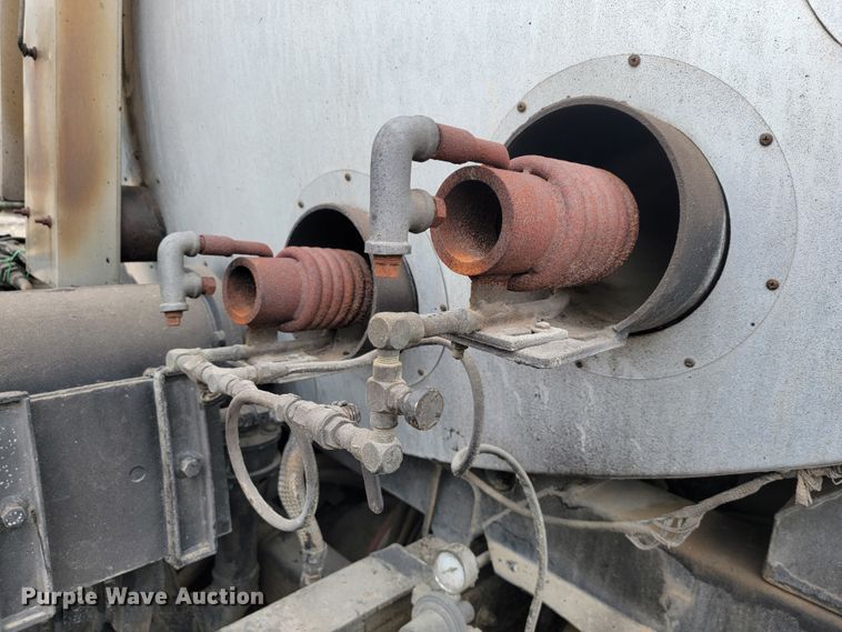 image for item JE9147 2000 Sterling SC7000  oil distributor truck