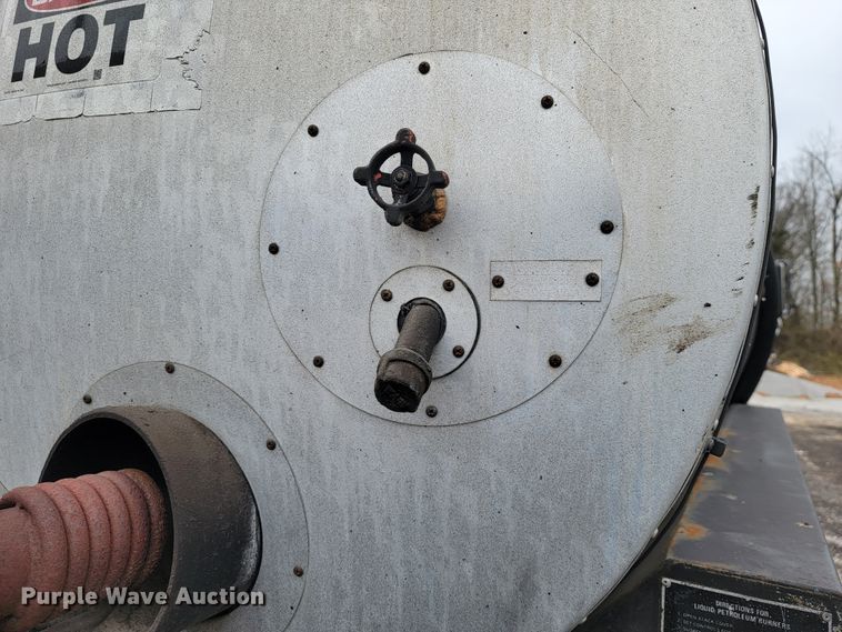 image for item JE9147 2000 Sterling SC7000  oil distributor truck