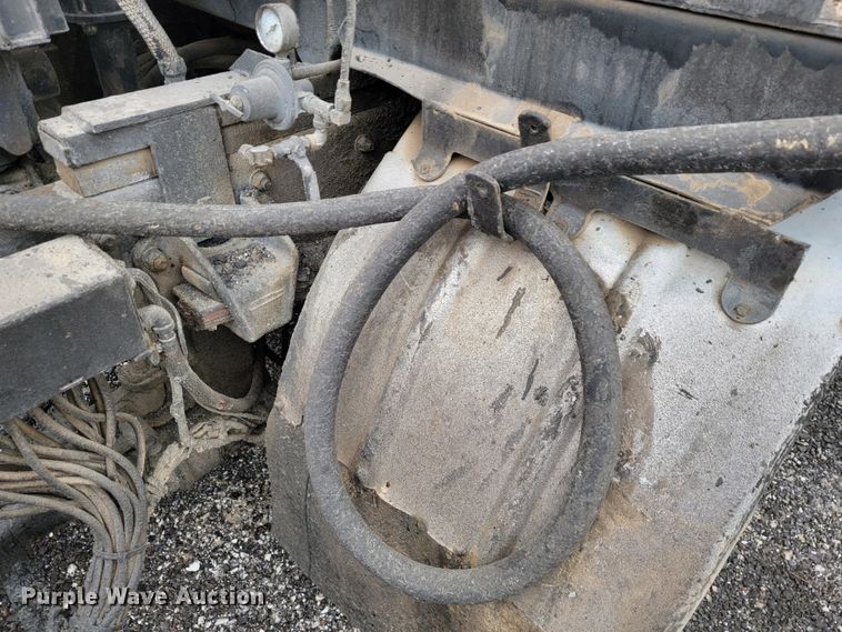 image for item JE9147 2000 Sterling SC7000  oil distributor truck