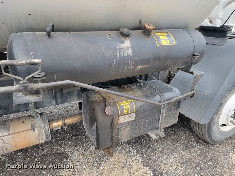 image for item JE9147 2000 Sterling SC7000  oil distributor truck