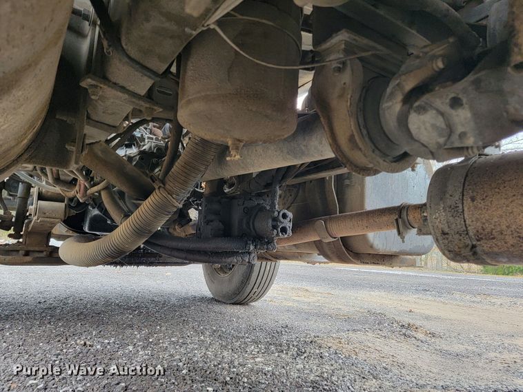 image for item JE9147 2000 Sterling SC7000  oil distributor truck