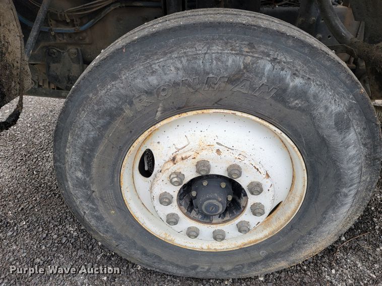 image for item JE9147 2000 Sterling SC7000  oil distributor truck