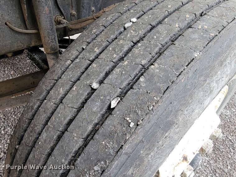 image for item JE9147 2000 Sterling SC7000  oil distributor truck