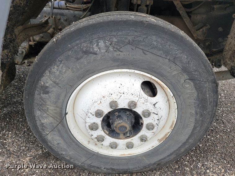 image for item JE9147 2000 Sterling SC7000  oil distributor truck