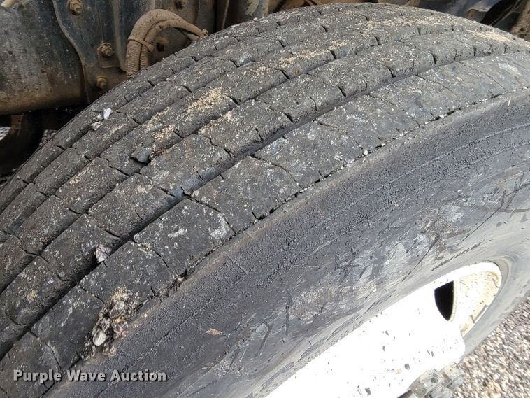 image for item JE9147 2000 Sterling SC7000  oil distributor truck