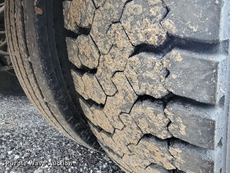 image for item JE9147 2000 Sterling SC7000  oil distributor truck