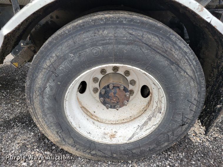 image for item JE9147 2000 Sterling SC7000  oil distributor truck