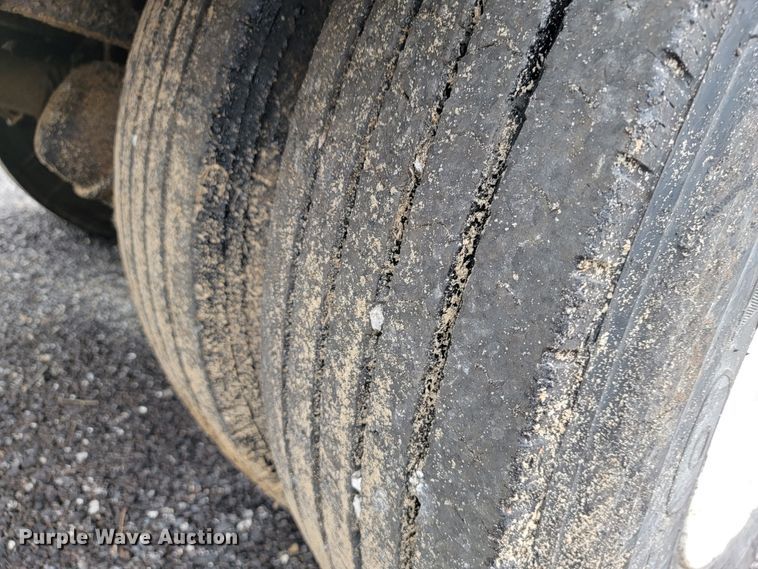 image for item JE9147 2000 Sterling SC7000  oil distributor truck