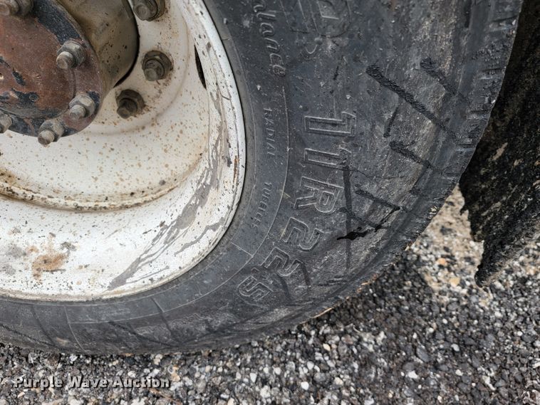 image for item JE9147 2000 Sterling SC7000  oil distributor truck