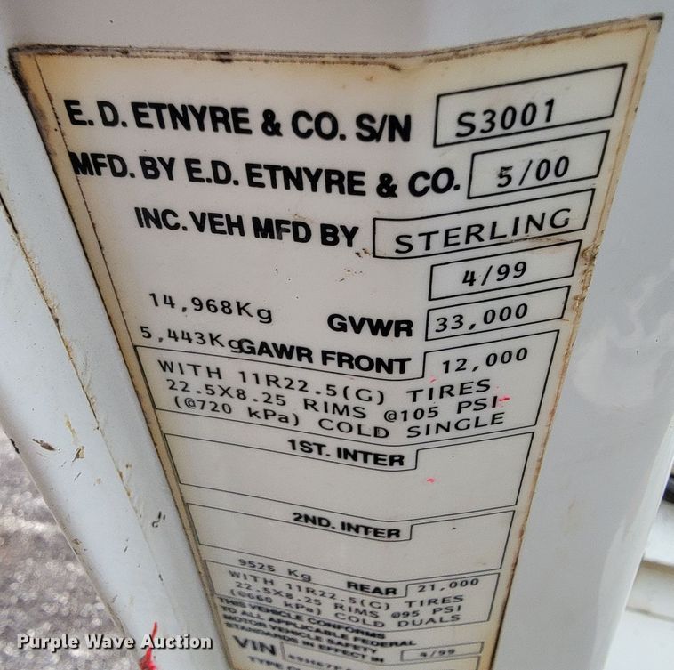 image for item JE9147 2000 Sterling SC7000  oil distributor truck