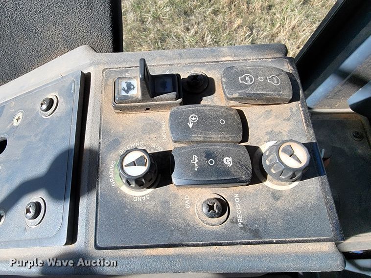 image for item JE9176 2011 John Deere 672G  motor grader