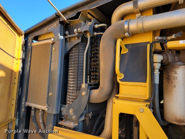 image for item JE9176 2011 John Deere 672G  motor grader