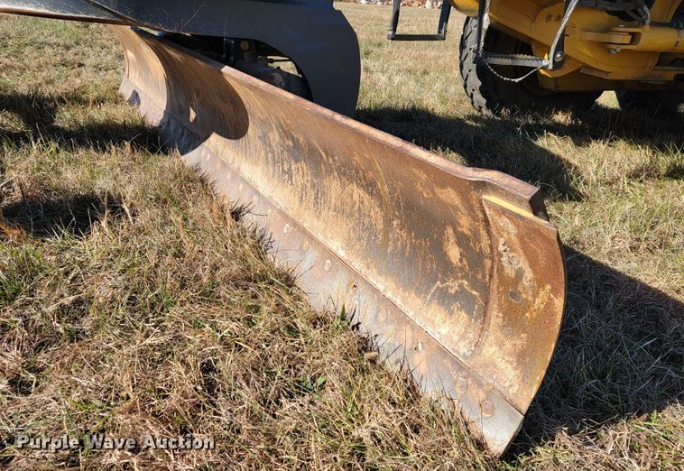 image for item JE9176 2011 John Deere 672G  motor grader