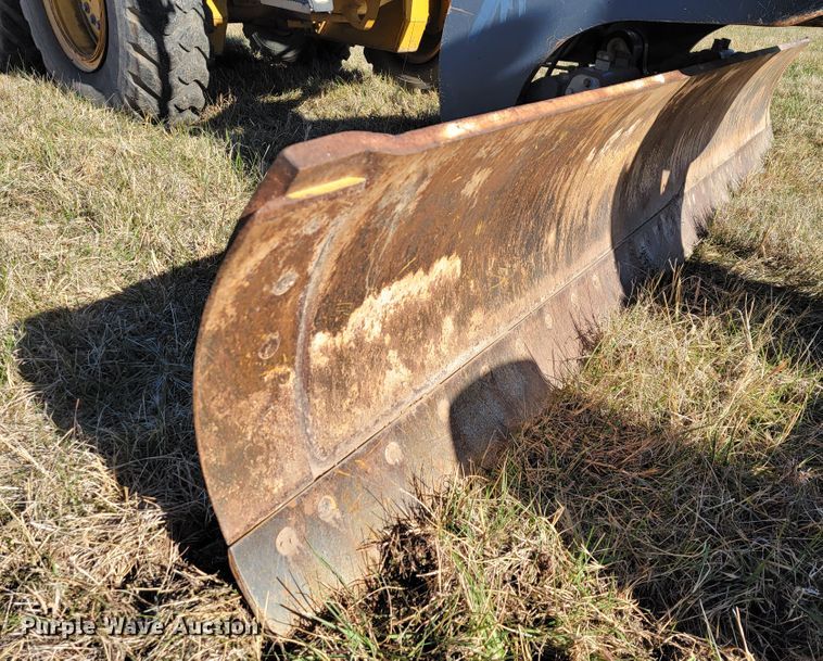 image for item JE9176 2011 John Deere 672G  motor grader