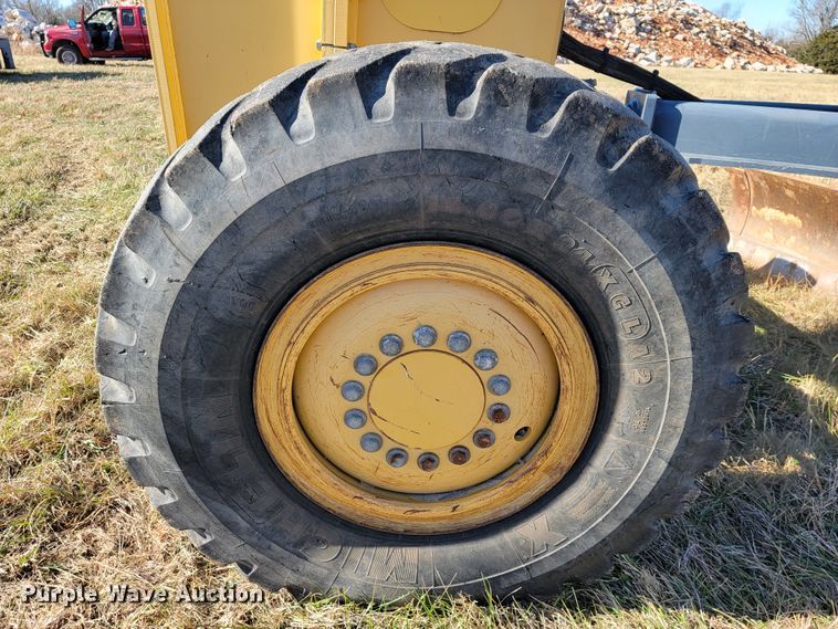 image for item JE9176 2011 John Deere 672G  motor grader