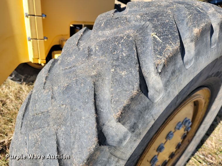 image for item JE9176 2011 John Deere 672G  motor grader