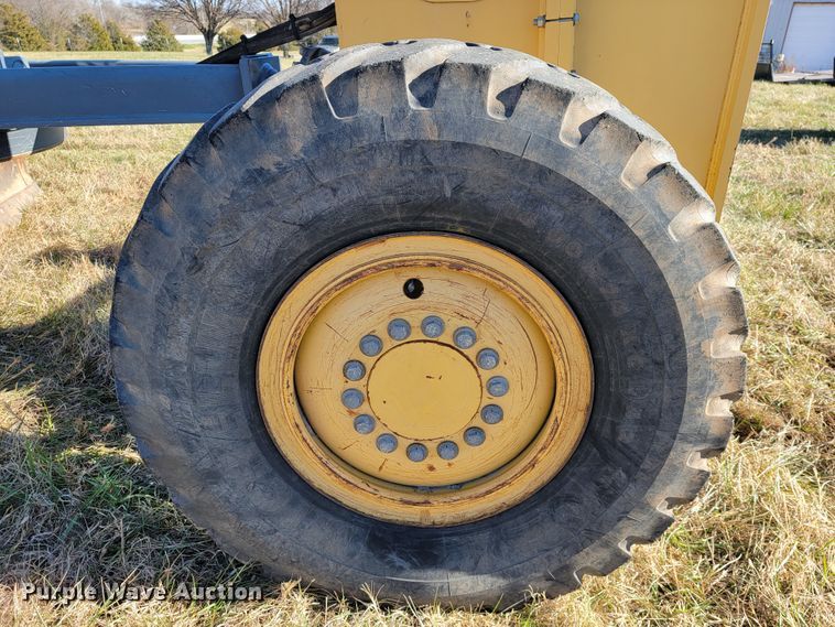 image for item JE9176 2011 John Deere 672G  motor grader