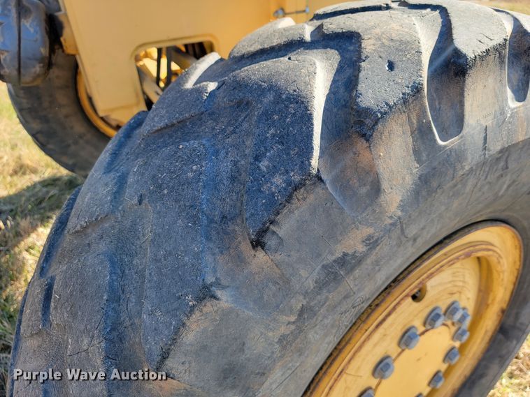 image for item JE9176 2011 John Deere 672G  motor grader