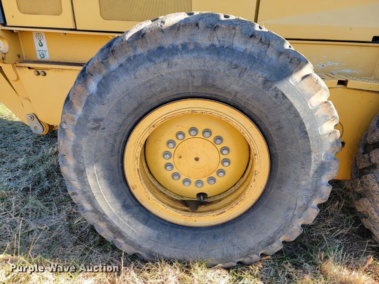 image for item JE9176 2011 John Deere 672G  motor grader