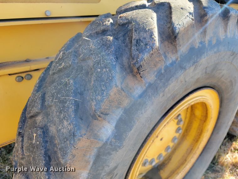 image for item JE9176 2011 John Deere 672G  motor grader