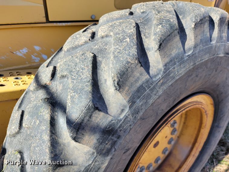 image for item JE9176 2011 John Deere 672G  motor grader