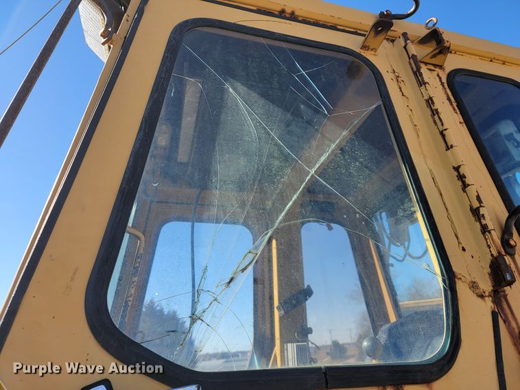 image for item JE9222 1983 Caterpillar 953  track loader