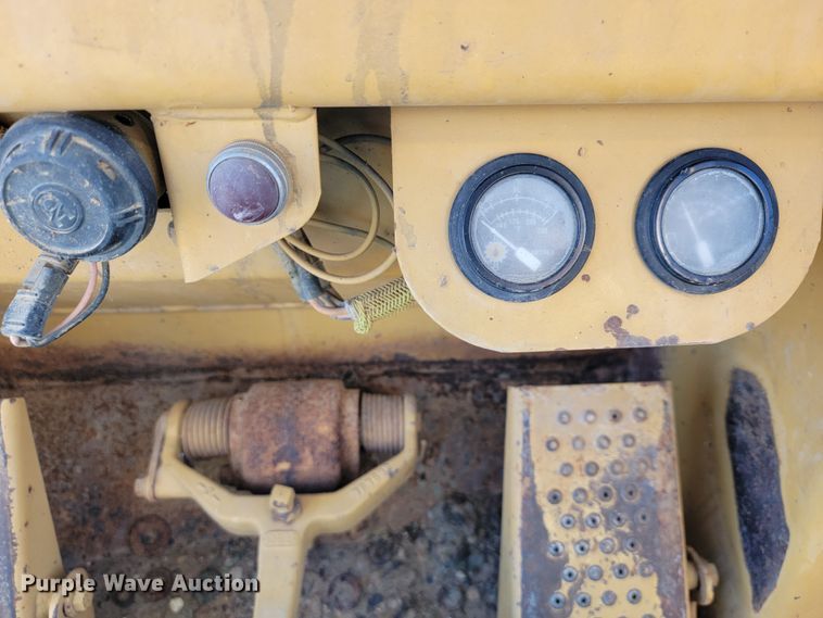 image for item JE9222 1983 Caterpillar 953  track loader