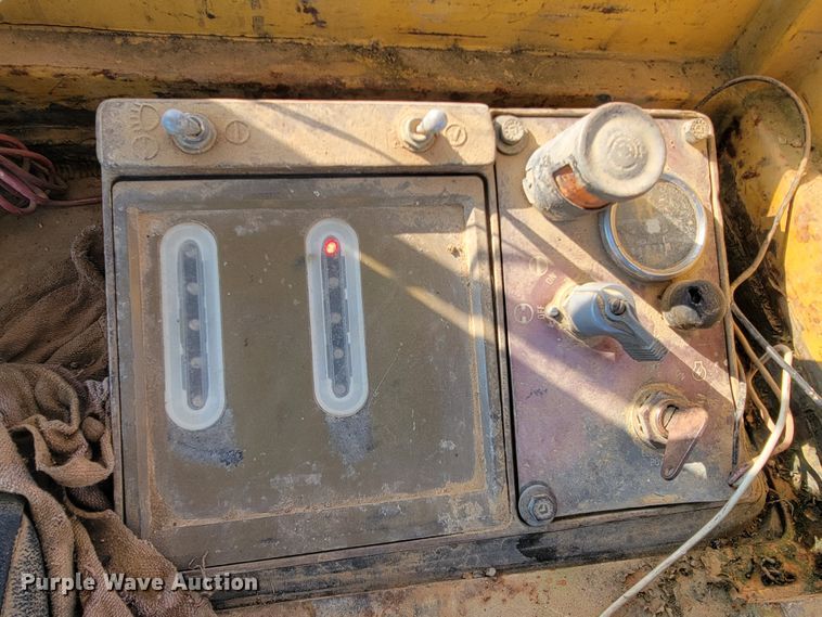 image for item JE9222 1983 Caterpillar 953  track loader