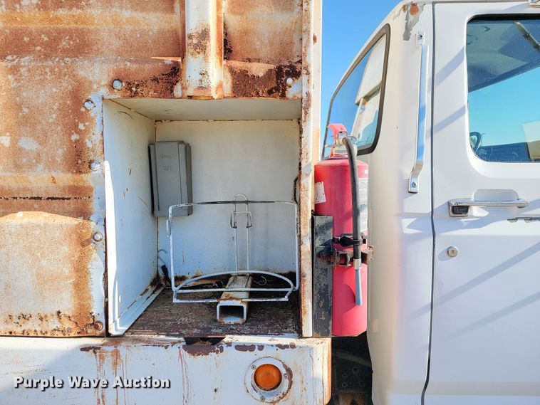 image for item JE9309 1999 Ford F800  dump truck