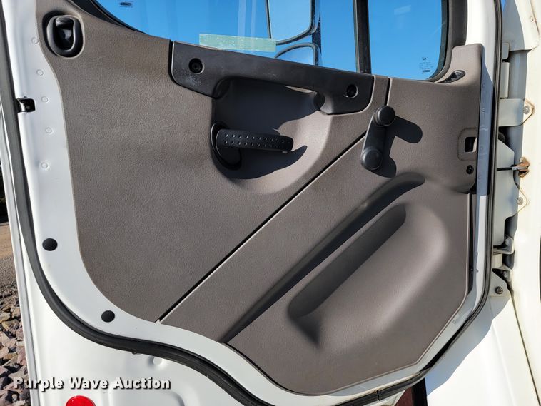 image for item JE9310 2009 Freightliner Business Class M2 106  crane truck