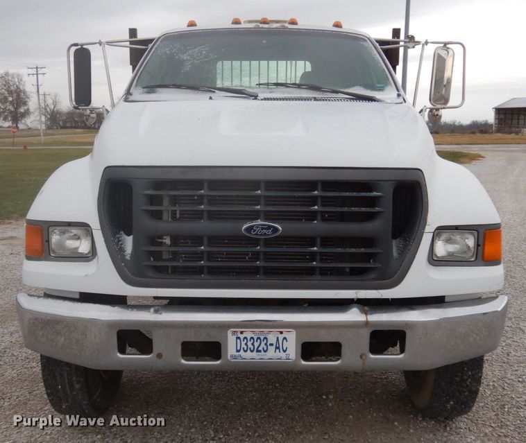 image for item JI9272 2000 Ford F750 Super Duty  flatbed truck