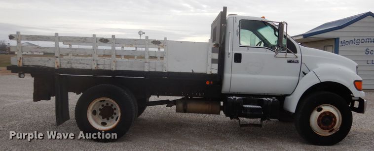 image for item JI9272 2000 Ford F750 Super Duty  flatbed truck